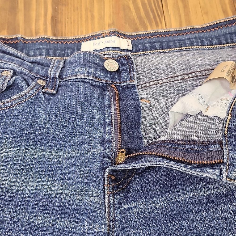 Levi's. Blue Bermuda Shorts Relaxed Fit. Size 8. - Picture 3 of 8